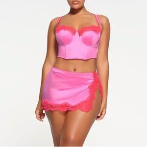 SKIMS Stretch Satin Lace Cropped Corset